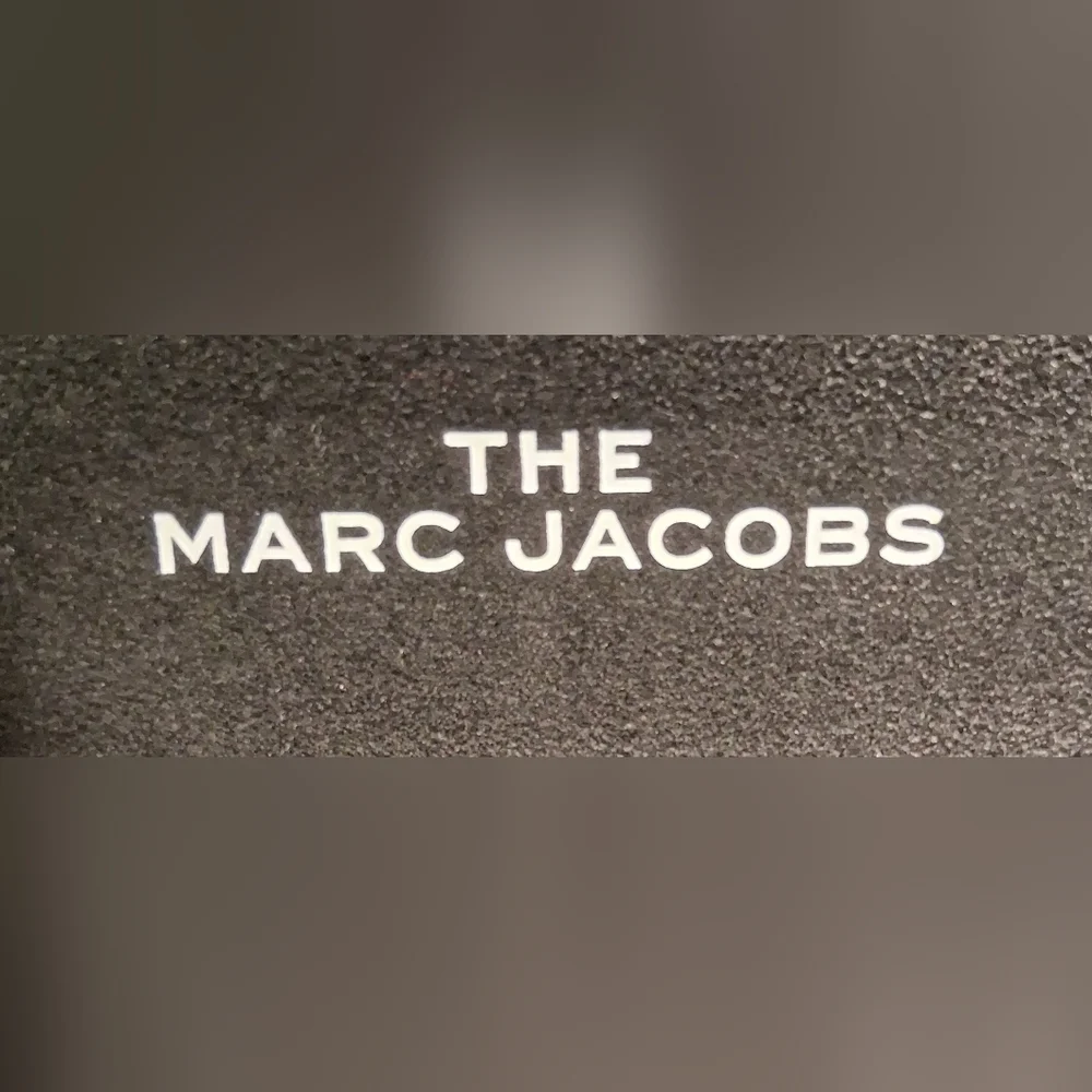 NWT Marc Jacobs Black Vegan XL Hard Clam Shell Glasses Travel Case & Wipe